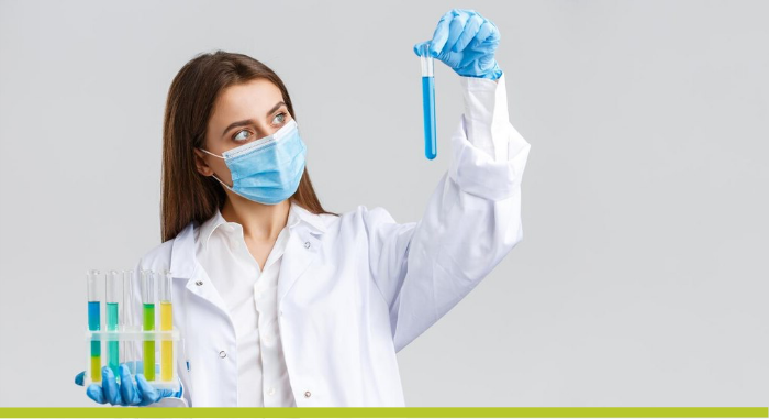 Imagen de una chica con bata tomando unas muestras químicas representando la sección de bienvenida